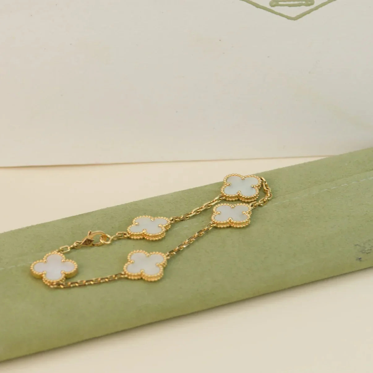[Lora]CLOVER WHITE PEARL MOP 5 MOTIF BRACELET COLLECTION