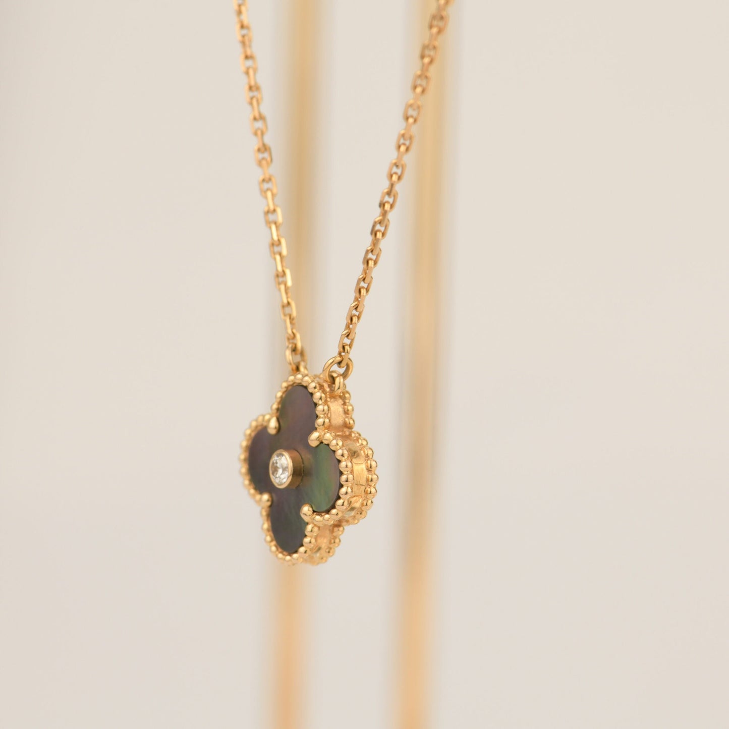 [LORA]CLOVER 15MM DIAMOND AND MOTHER-OF-GREY NECKLACE