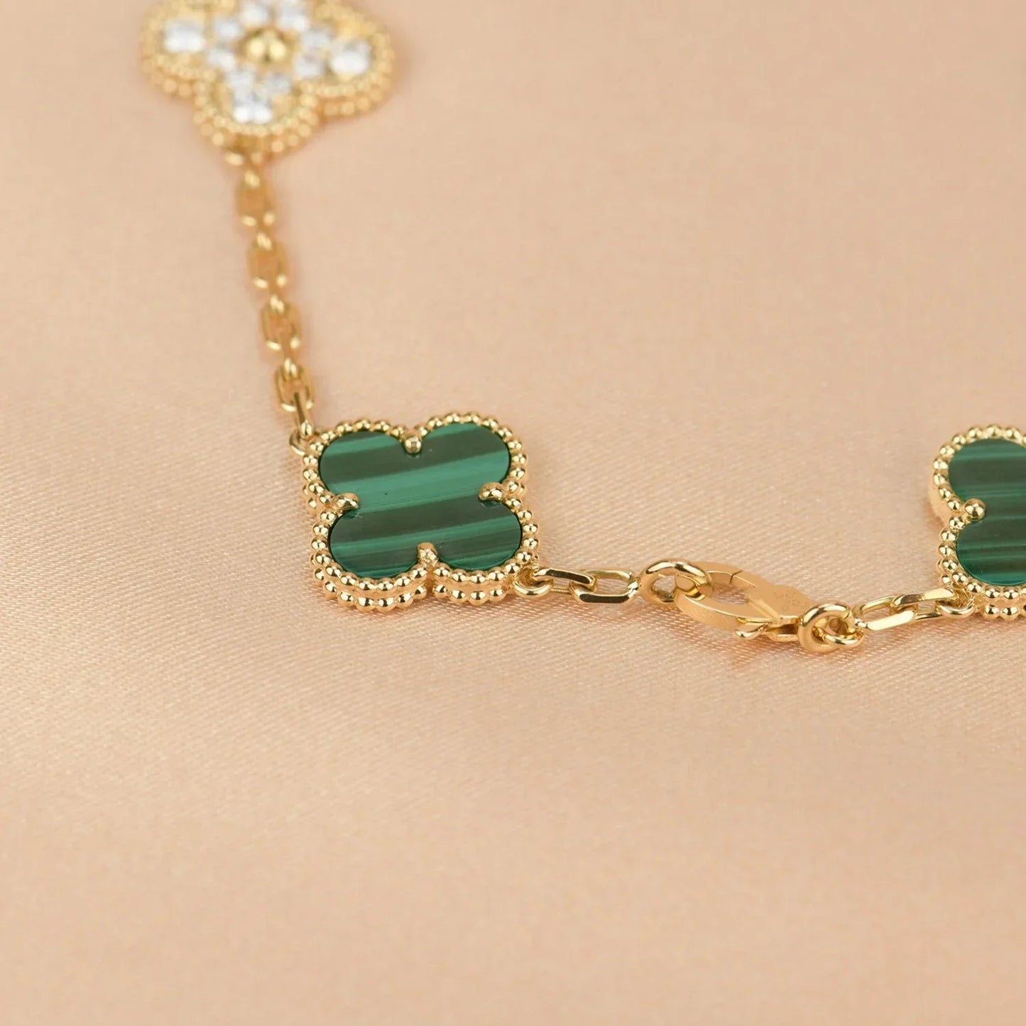 [Lora] CLOVER 5 MOTIF MALACHITE BRACELET COLLECTION