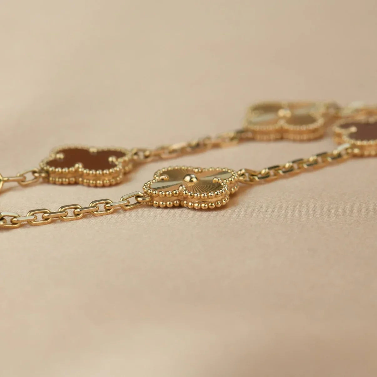 [Lora] CLOVER 5 MOTIF RED CORNELIAN BRACELET COLLECTION