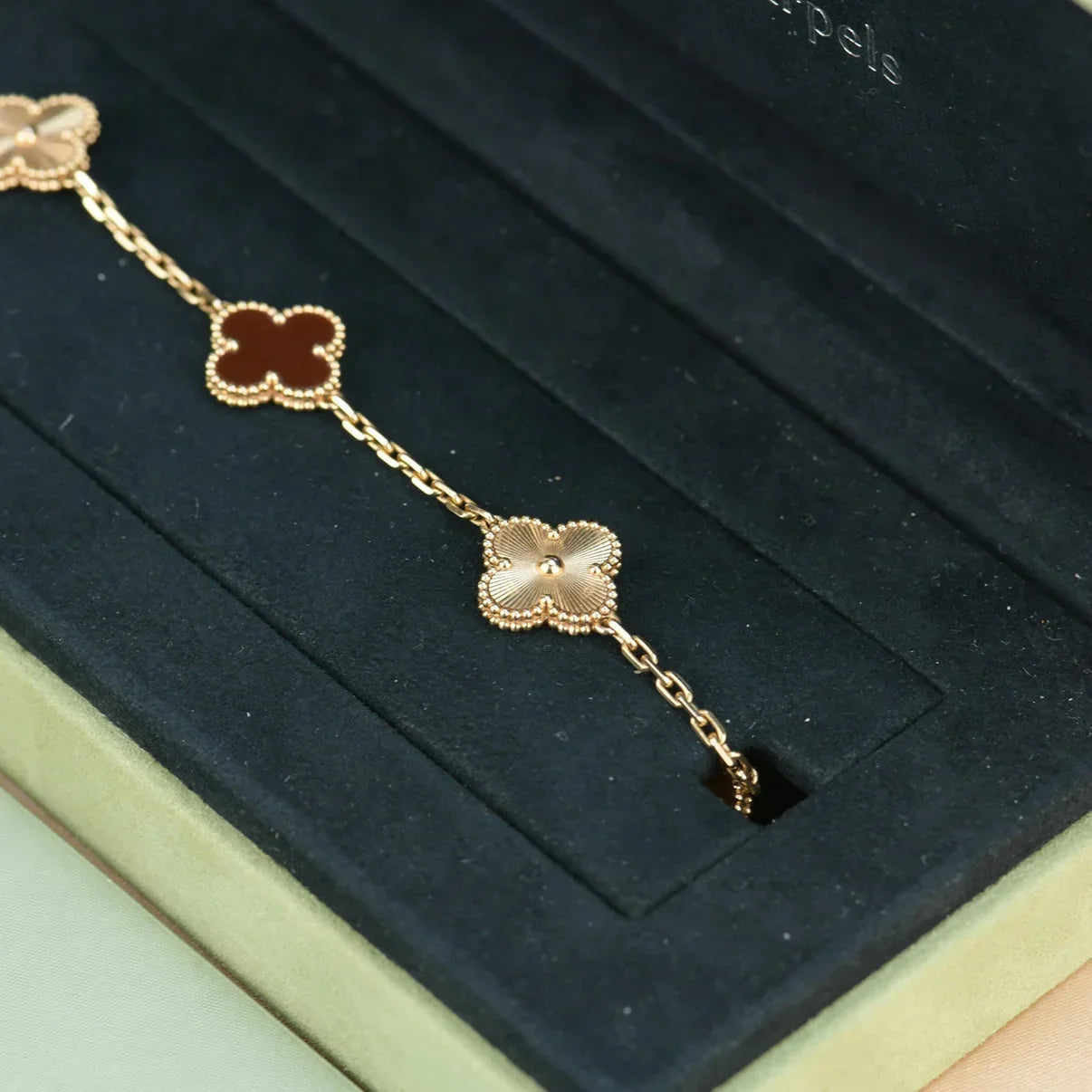 [Lora] CLOVER 5 MOTIF RED CORNELIAN BRACELET COLLECTION