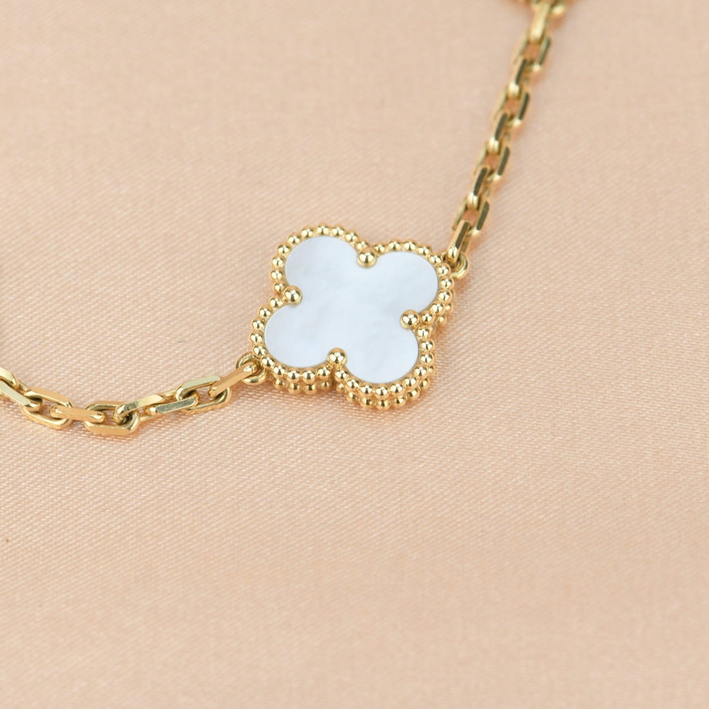 [LORA]CLOVER  5 MOTIF WHITE MOP BRACELET
