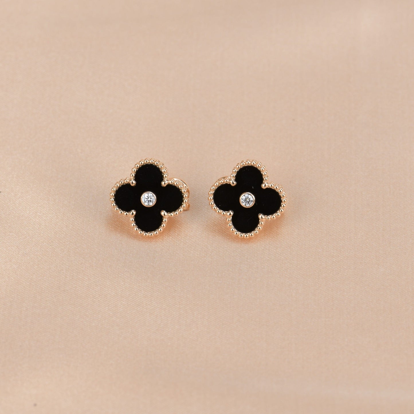 [LORA]CLOVER MEDIUM 1 MOTIFS ONYX DIAMOND EARRINGS
