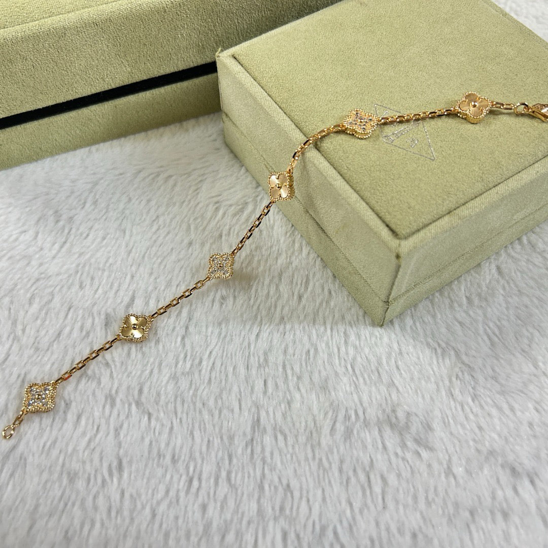 [Lora]CLOVER 6 MOTIF DIAMOND LASER BRACELET