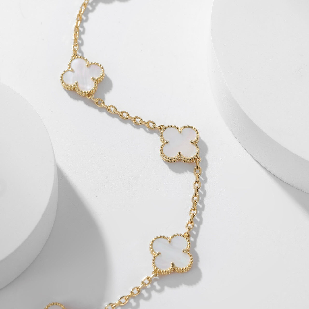[LORA]CLOVER 10 MOTIFS WHITE MOTHER OF PEARL NECKLACE