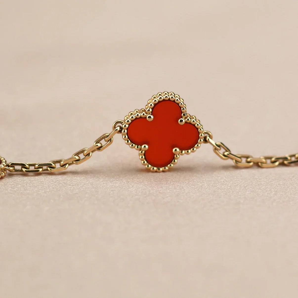 [Lora] CLOVER 5 MOTIF RED CORNELIAN BRACELET COLLECTION