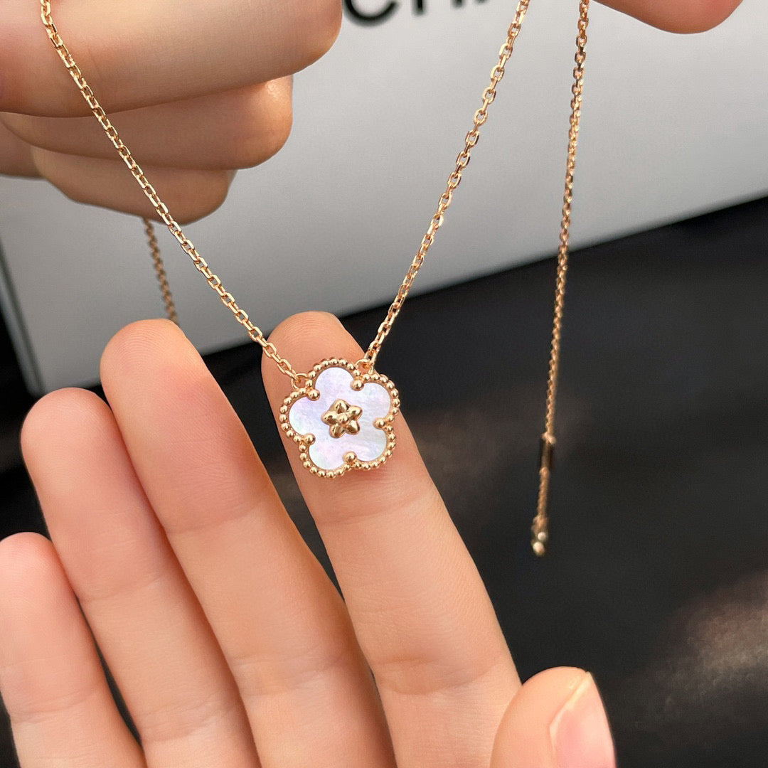 [LORA]LUCKY  WHITE MOP  PLUM BLOSSOM NECKLACE