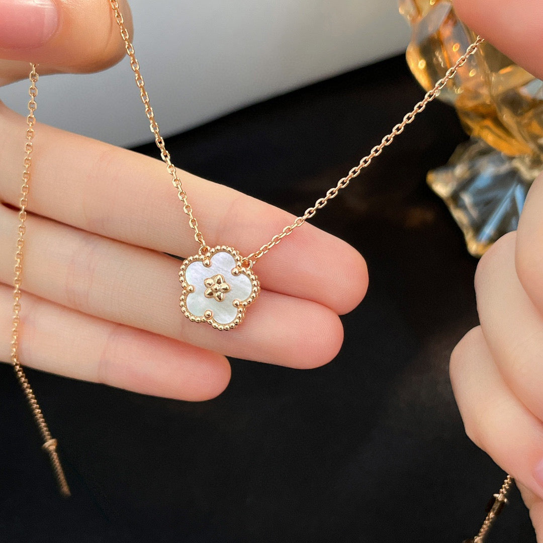 [Lora]LUCKY  WHITE MOP  PLUM BLOSSOM NECKLACE