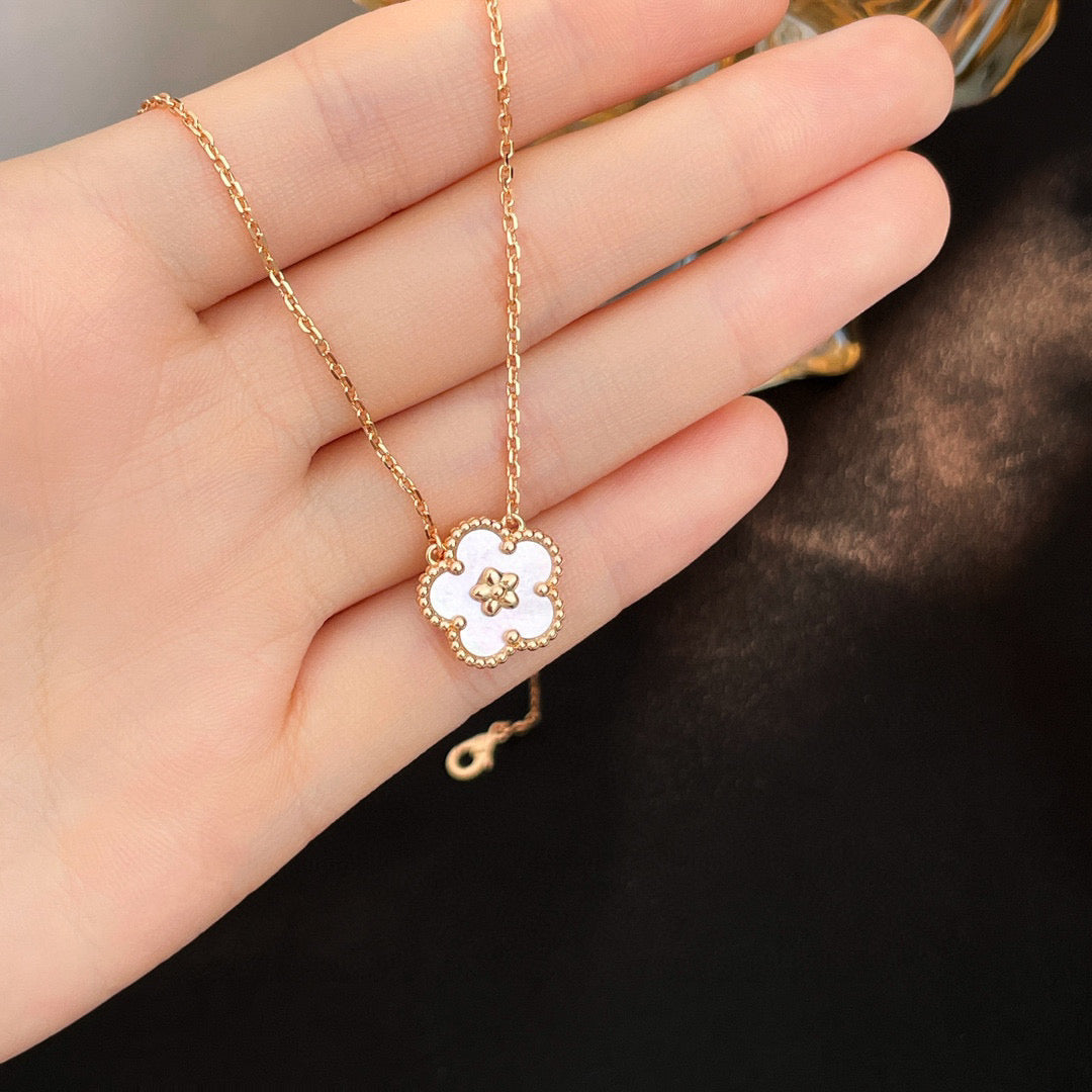[Lora]LUCKY  WHITE MOP  PLUM BLOSSOM NECKLACE