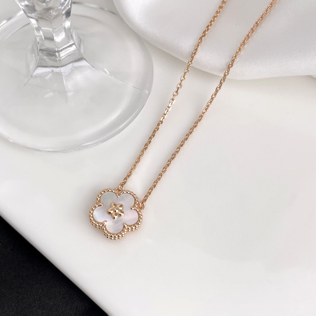 [LORA]LUCKY  WHITE MOP  PLUM BLOSSOM NECKLACE