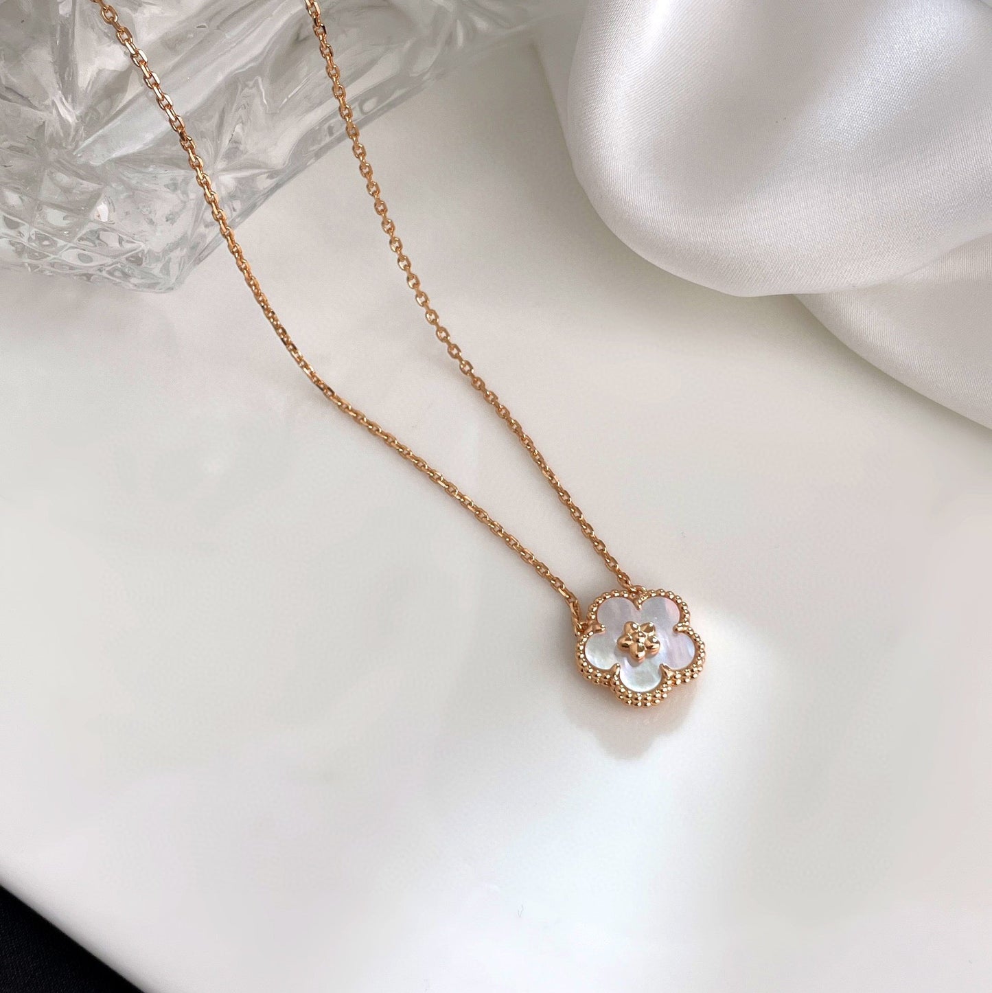 [LORA]LUCKY  WHITE MOP  PLUM BLOSSOM NECKLACE