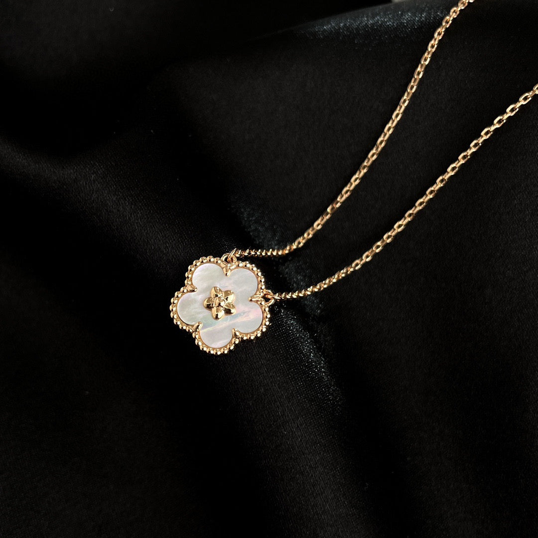 [Lora]LUCKY  WHITE MOP  PLUM BLOSSOM NECKLACE