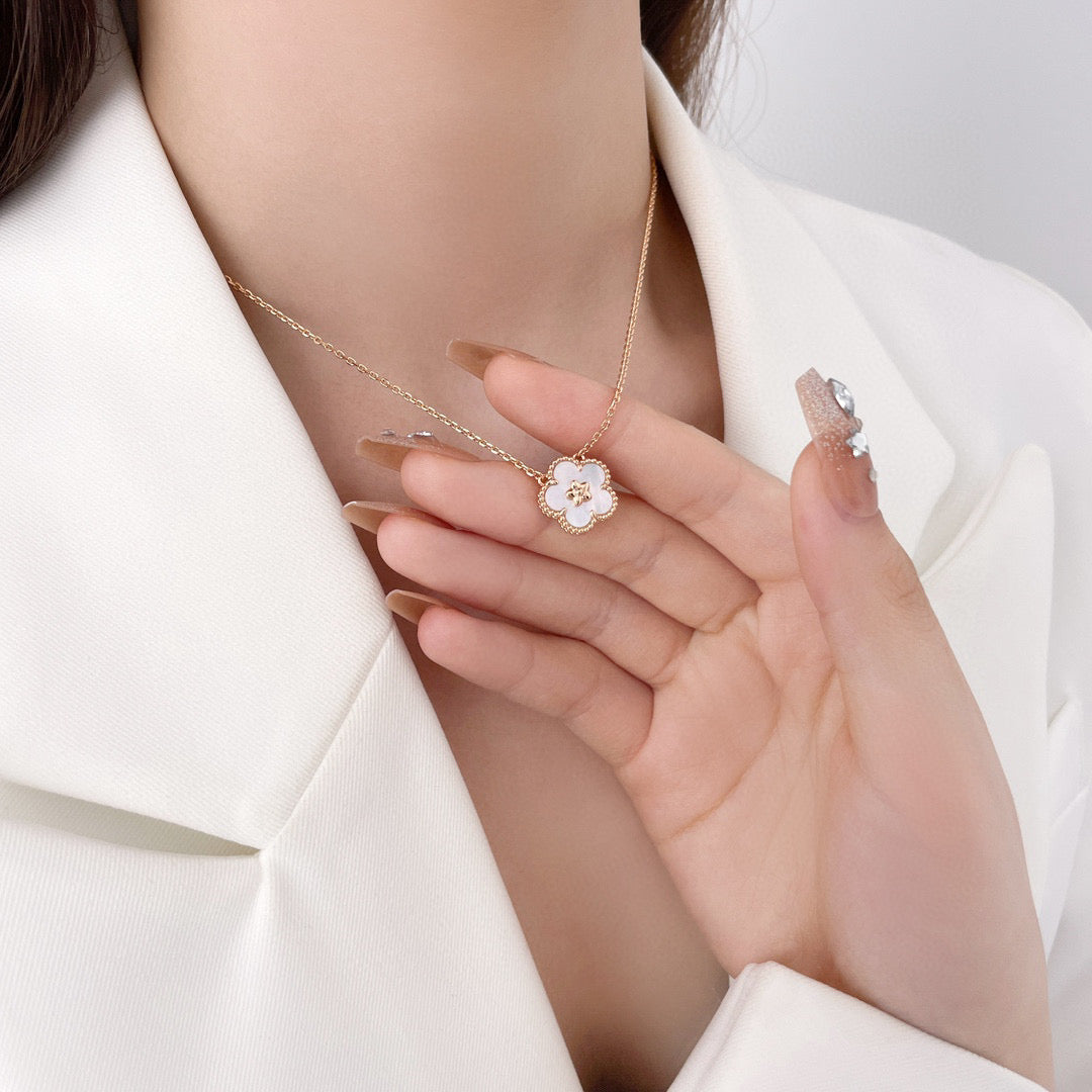 [Lora]LUCKY  WHITE MOP  PLUM BLOSSOM NECKLACE