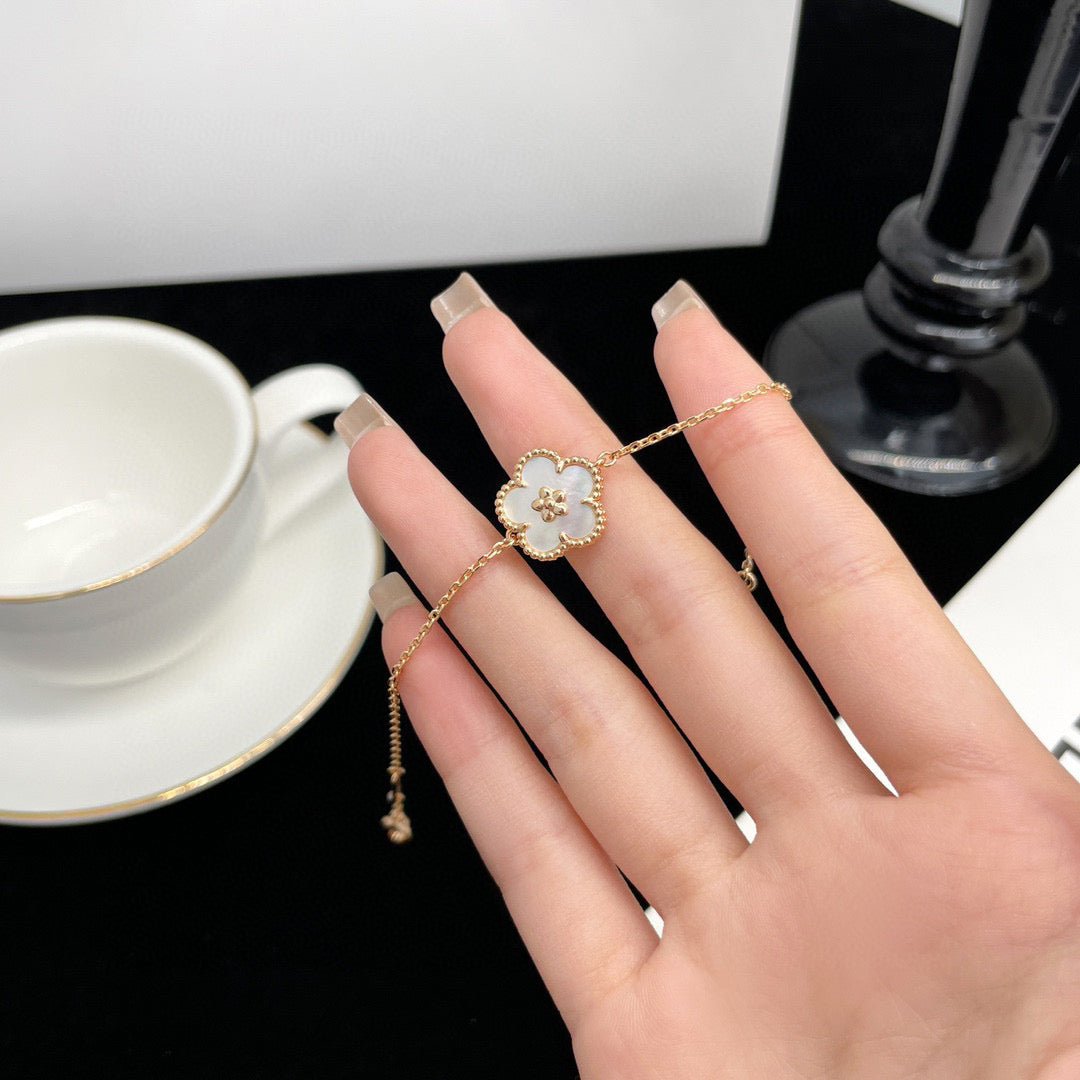 [Lora]LUCKY WHITE MOP PLUM BLOSSOM  BRACELET