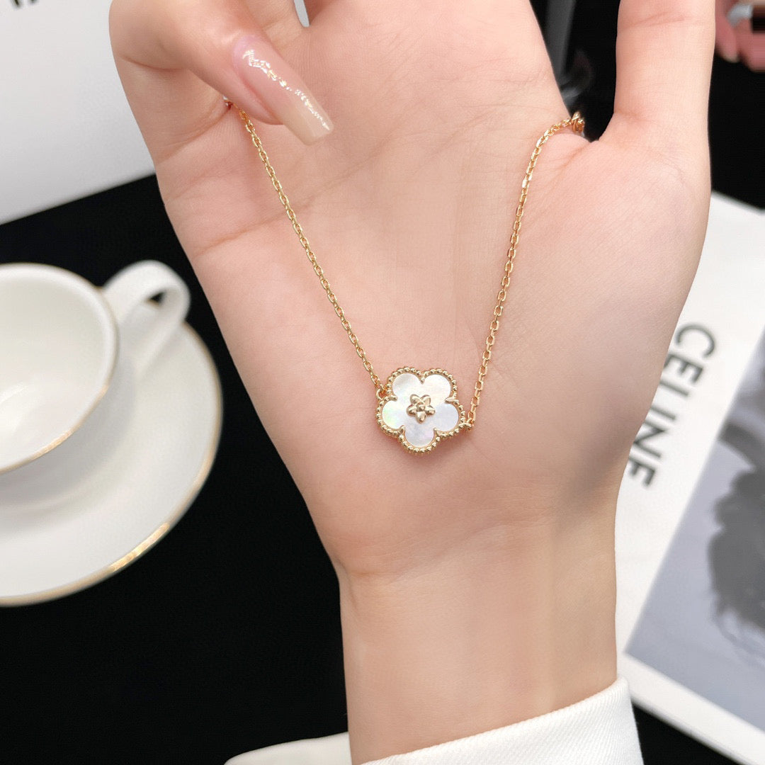 [LORA]LUCKY WHITE MOP PLUM BLOSSOM  BRACELET