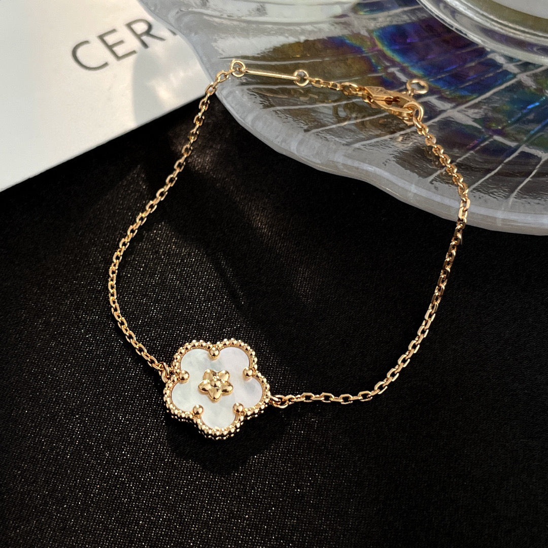 [Lora]LUCKY WHITE MOP PLUM BLOSSOM  BRACELET