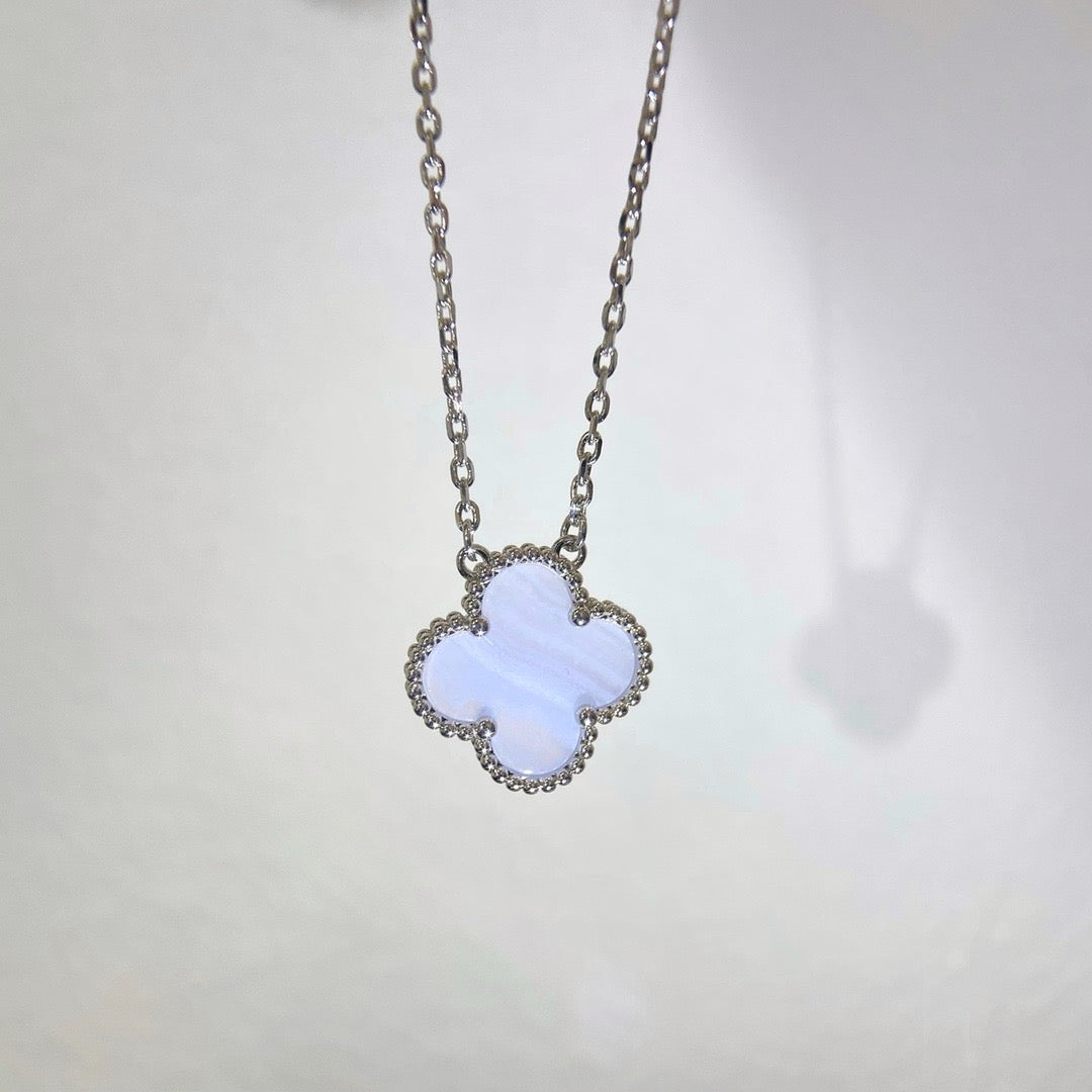 [LORA]CLOVER 15MM BLUE CHALCEDONY NECKLACE SILVER