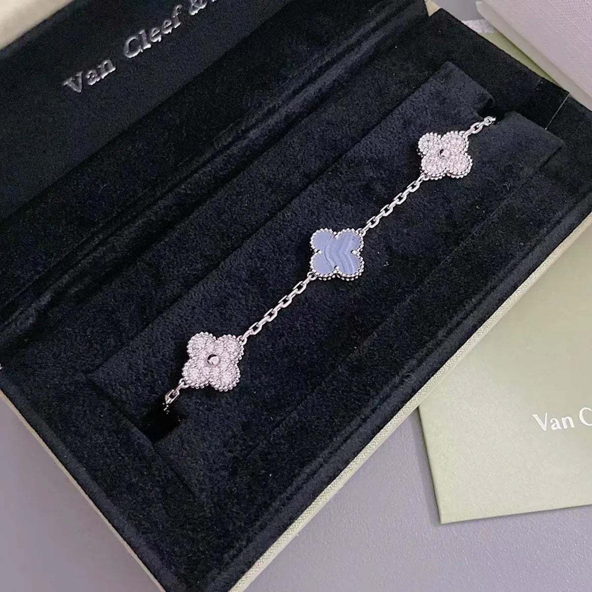 [Lora] CLOVER 5 MOTIF PURPLE CHALCEDONY BRACELET COLLECTION