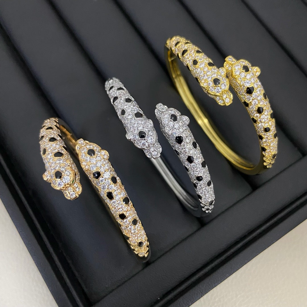 [LORA] PANTHERE DOUBLE HEADED HALF DIAMOND OPEN BRACELET