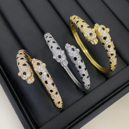 [LORA] PANTHERE DOUBLE HEADED HALF DIAMOND OPEN BRACELET