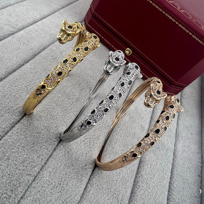 [LORA] PANTHERE DOUBLE HEADED HALF DIAMOND OPEN BRACELET