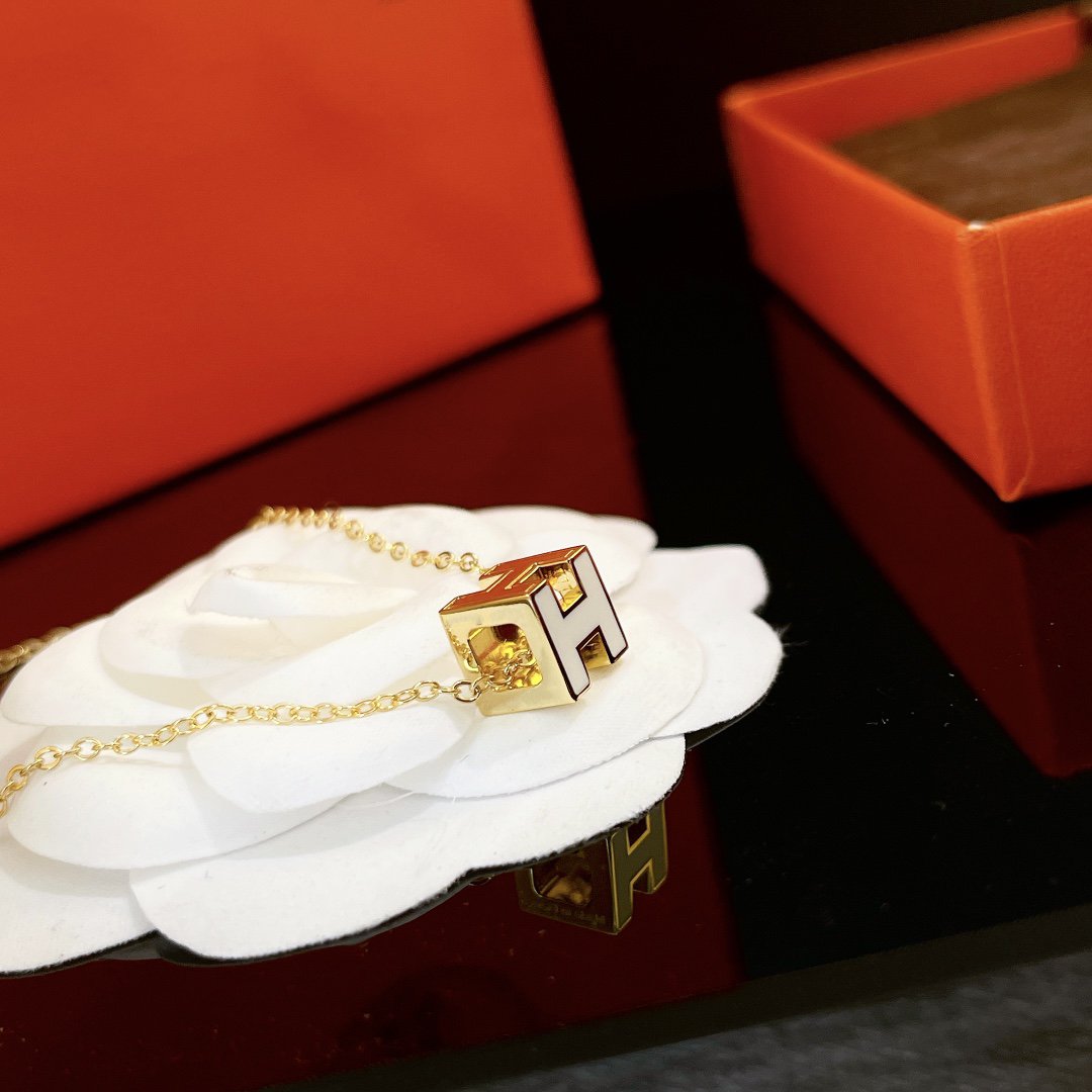 [LORA]H WHITE SQUARE GOLD NECKLACE