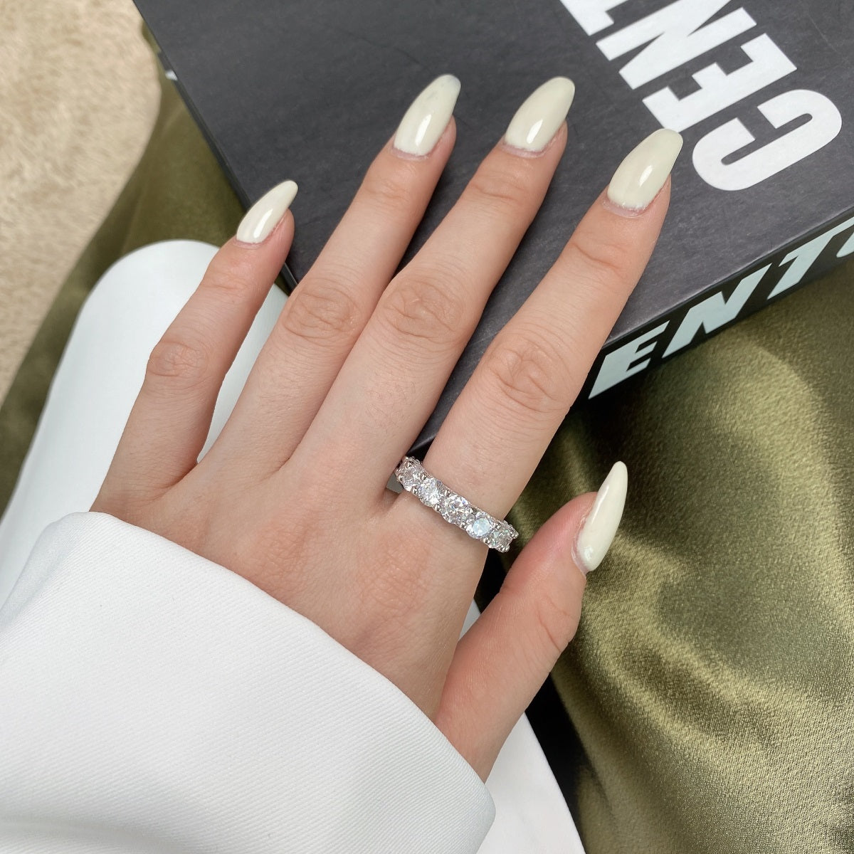 [LORA]Gorgeous Round Cut Tennis Ring