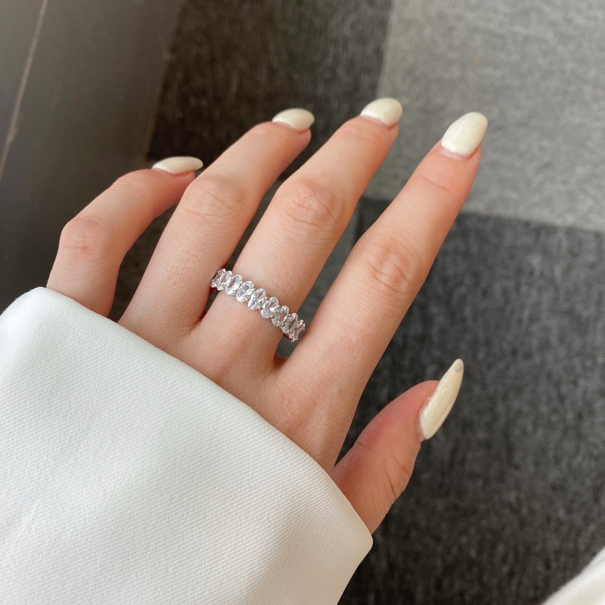 [LORA]Ornate Oval Cut Tennis Ring