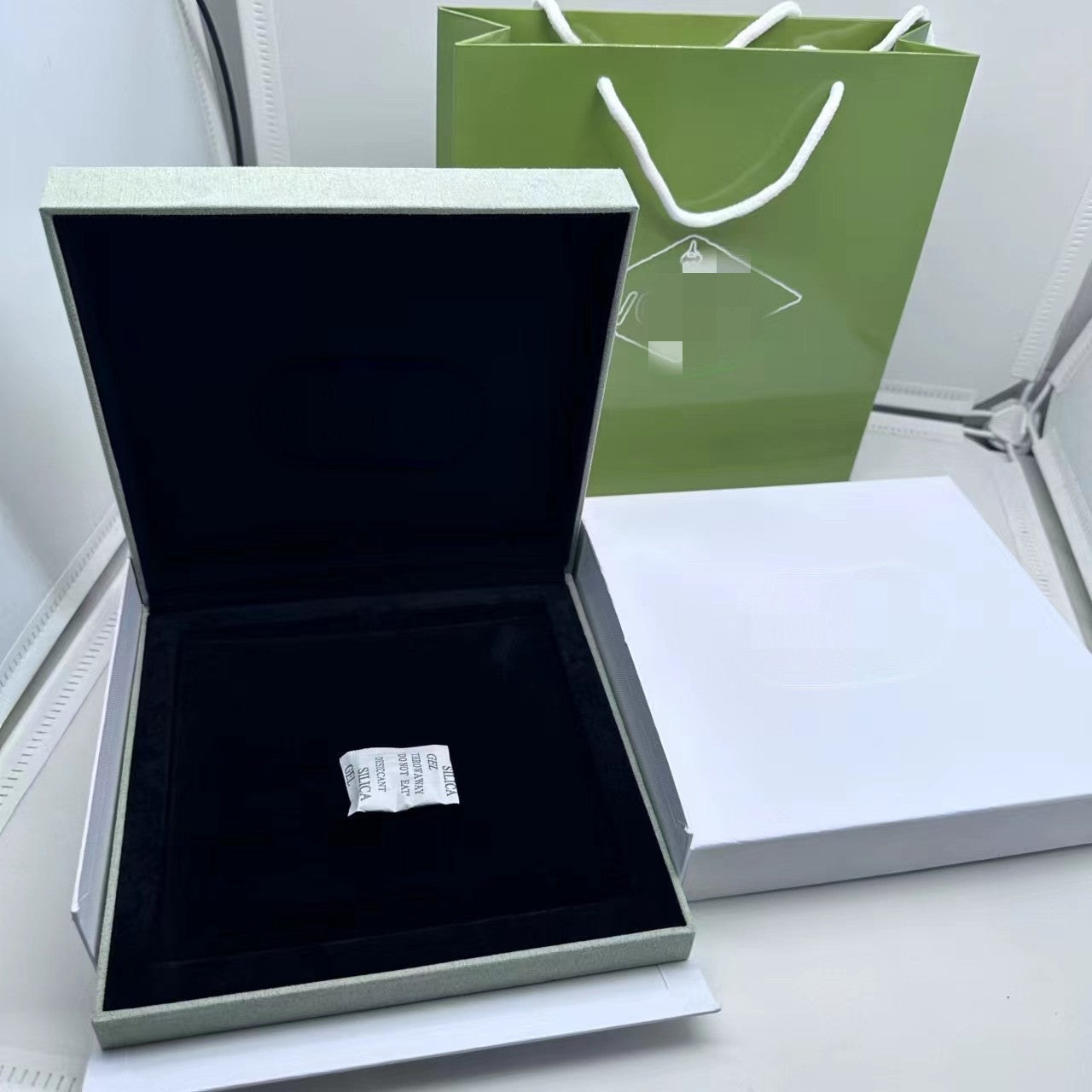 [LORA]VA CLOVER BOX GIFT BAG