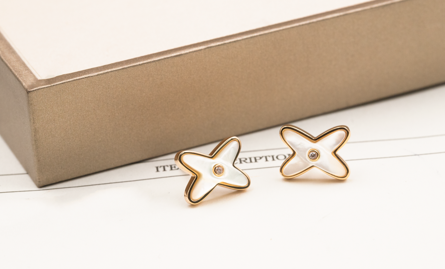 [LORA]JEUX DE WHITE MOP PINK GOLD DIAMOND EARRINGS