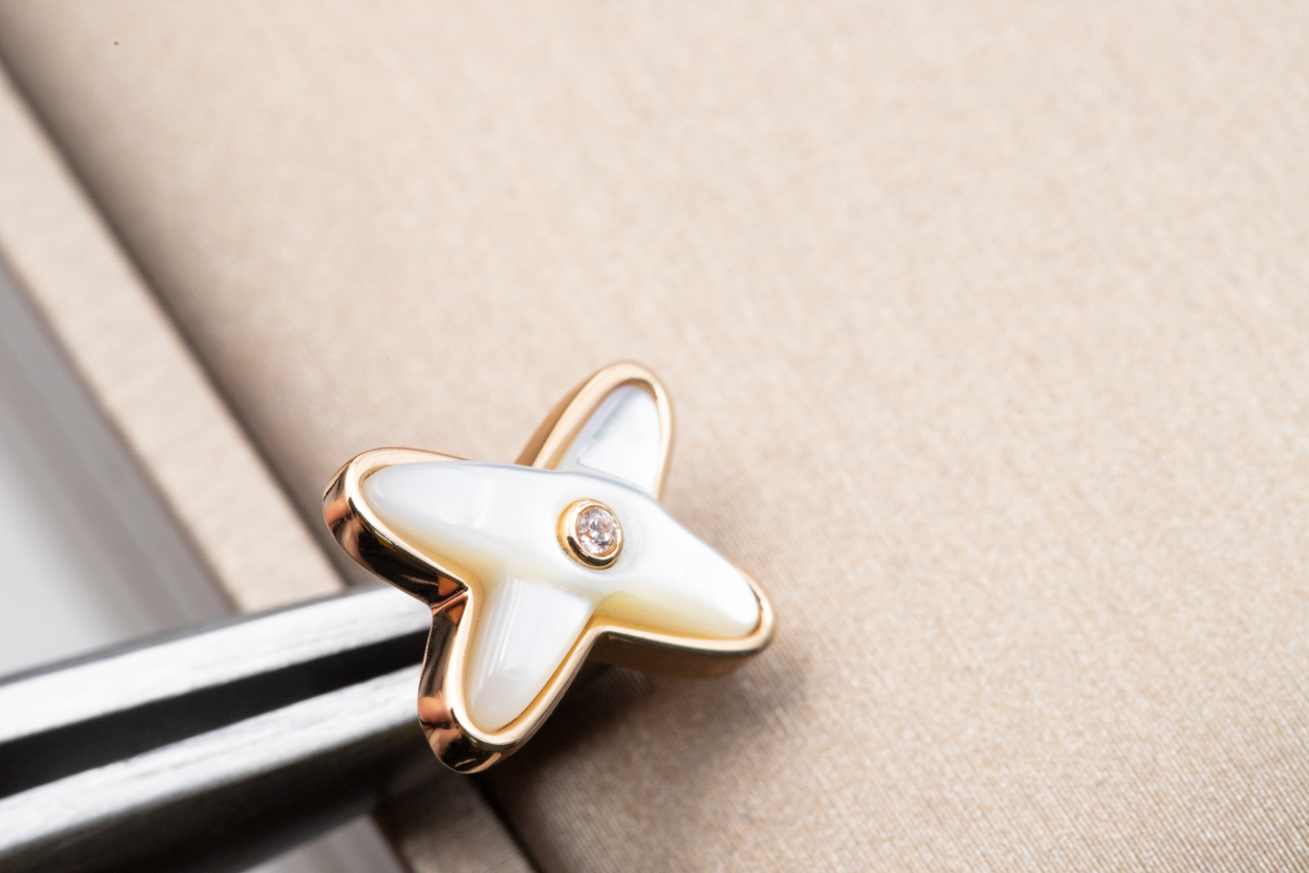[LORA]JEUX DE WHITE MOP PINK GOLD DIAMOND EARRINGS