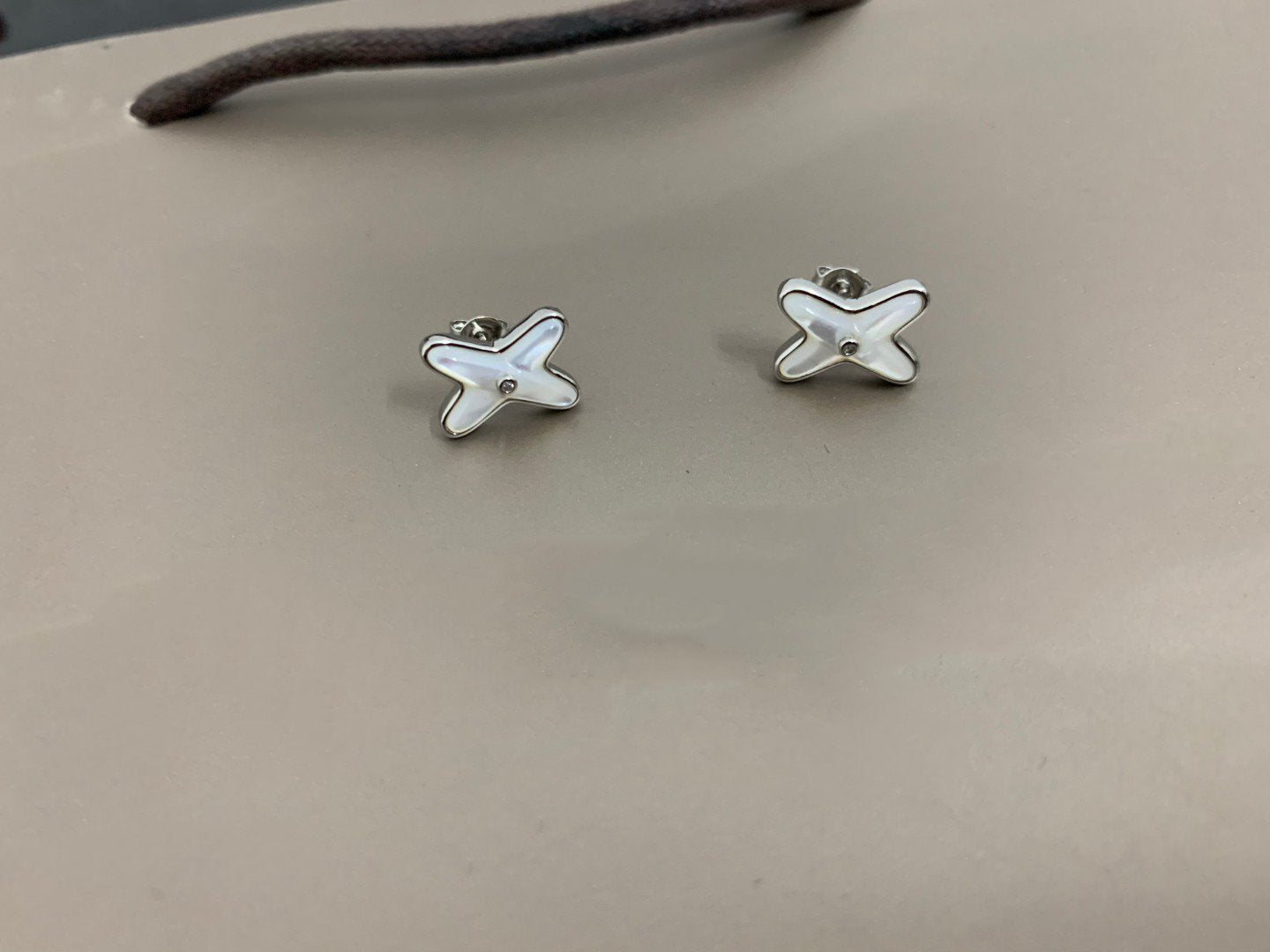 [LORA]JEUX DE WHITE MOP SILVER DIAMOND EARRINGS