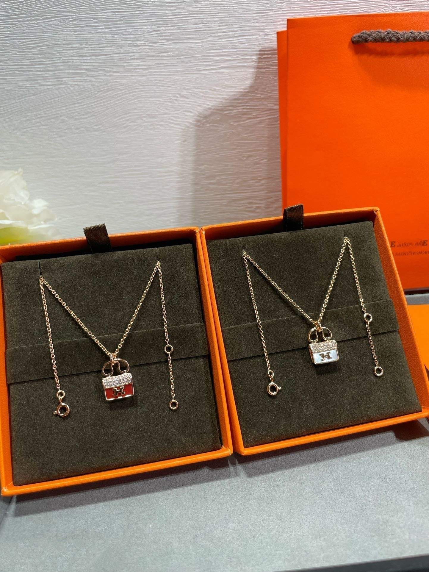 [LORA]H CIRCE MOISSANITE PENDANT NECKLACE GOLD