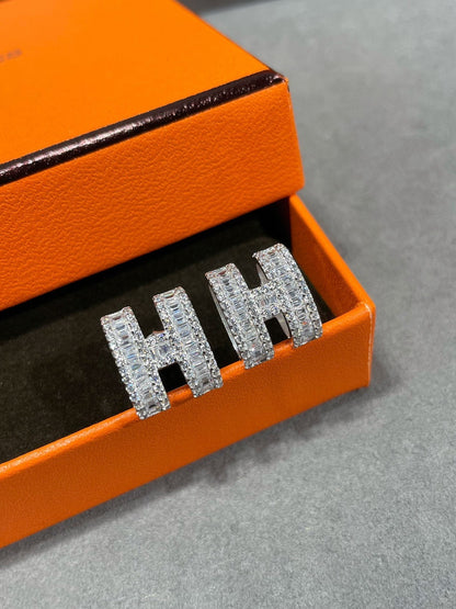 [LORA]H STUD EARRINGS WITH SILVER DIAMONDS