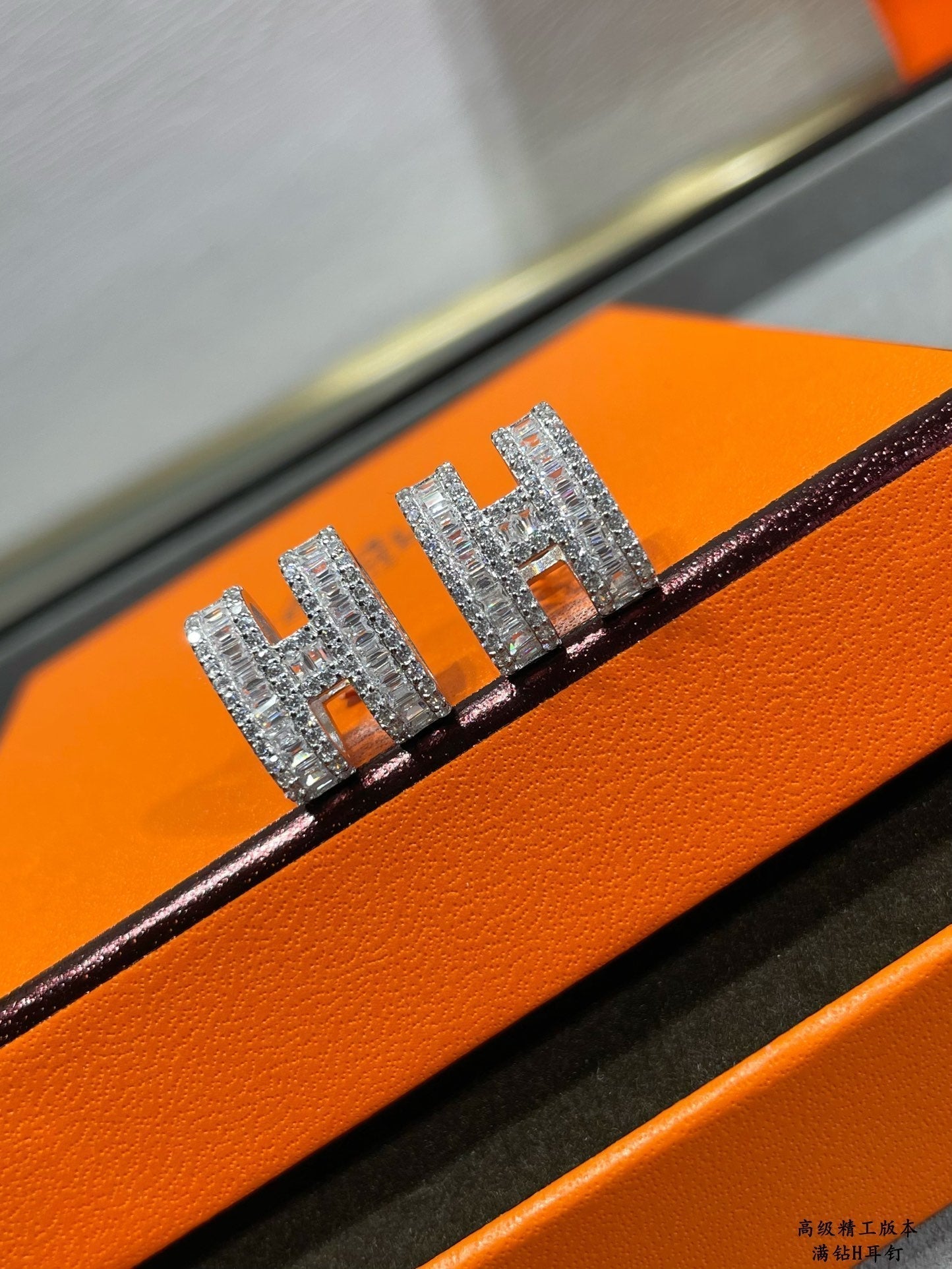[LORA]H STUD EARRINGS WITH SILVER DIAMONDS