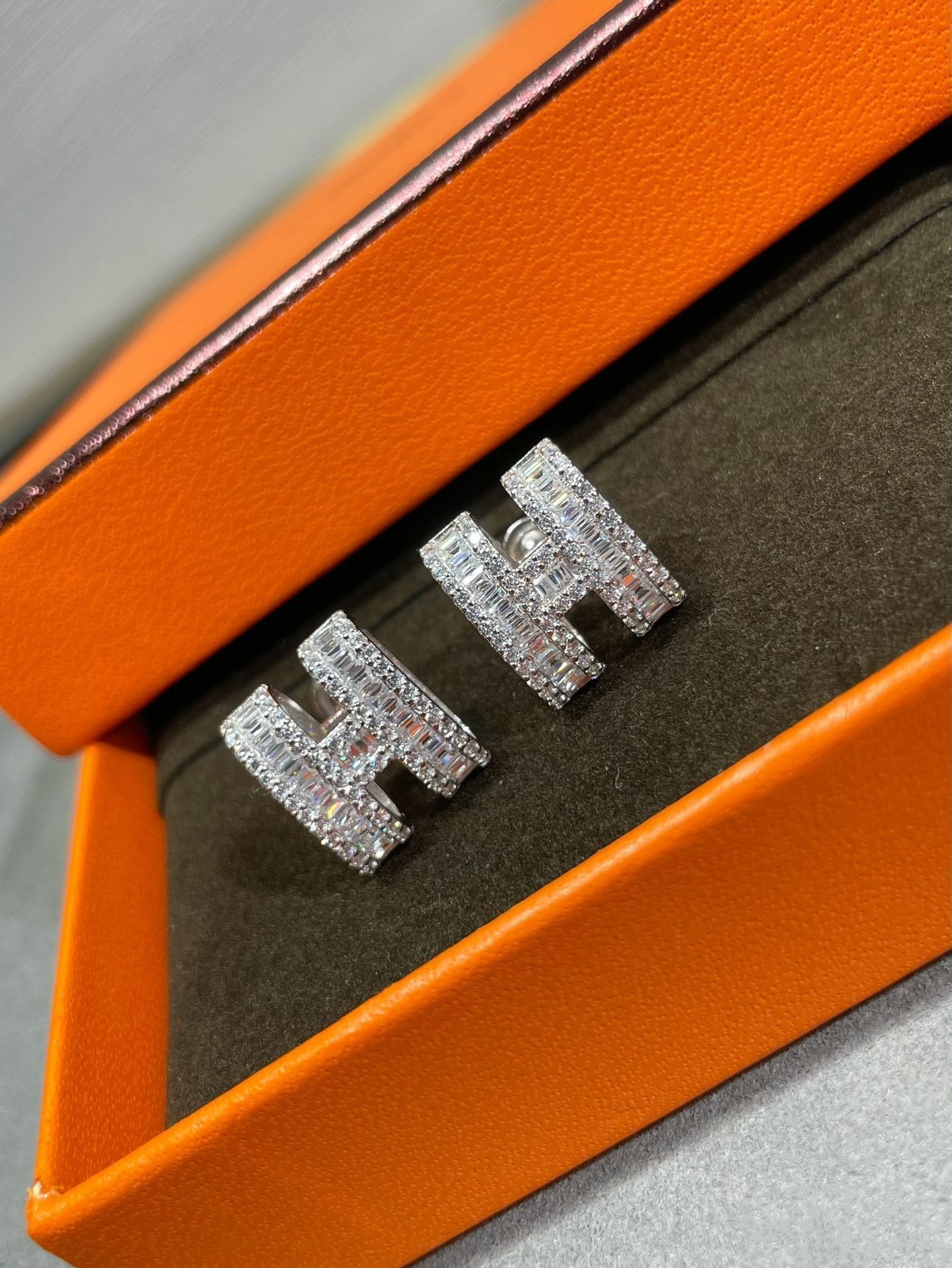 [LORA]H STUD EARRINGS WITH SILVER DIAMONDS