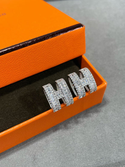 [LORA]H STUD EARRINGS WITH SILVER DIAMONDS