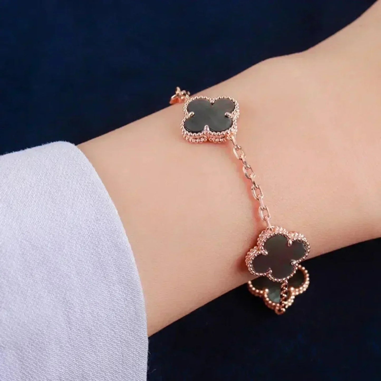[Lora] CLOVER 5 MOTIF GRAY MOP BRACELET COLLECTION