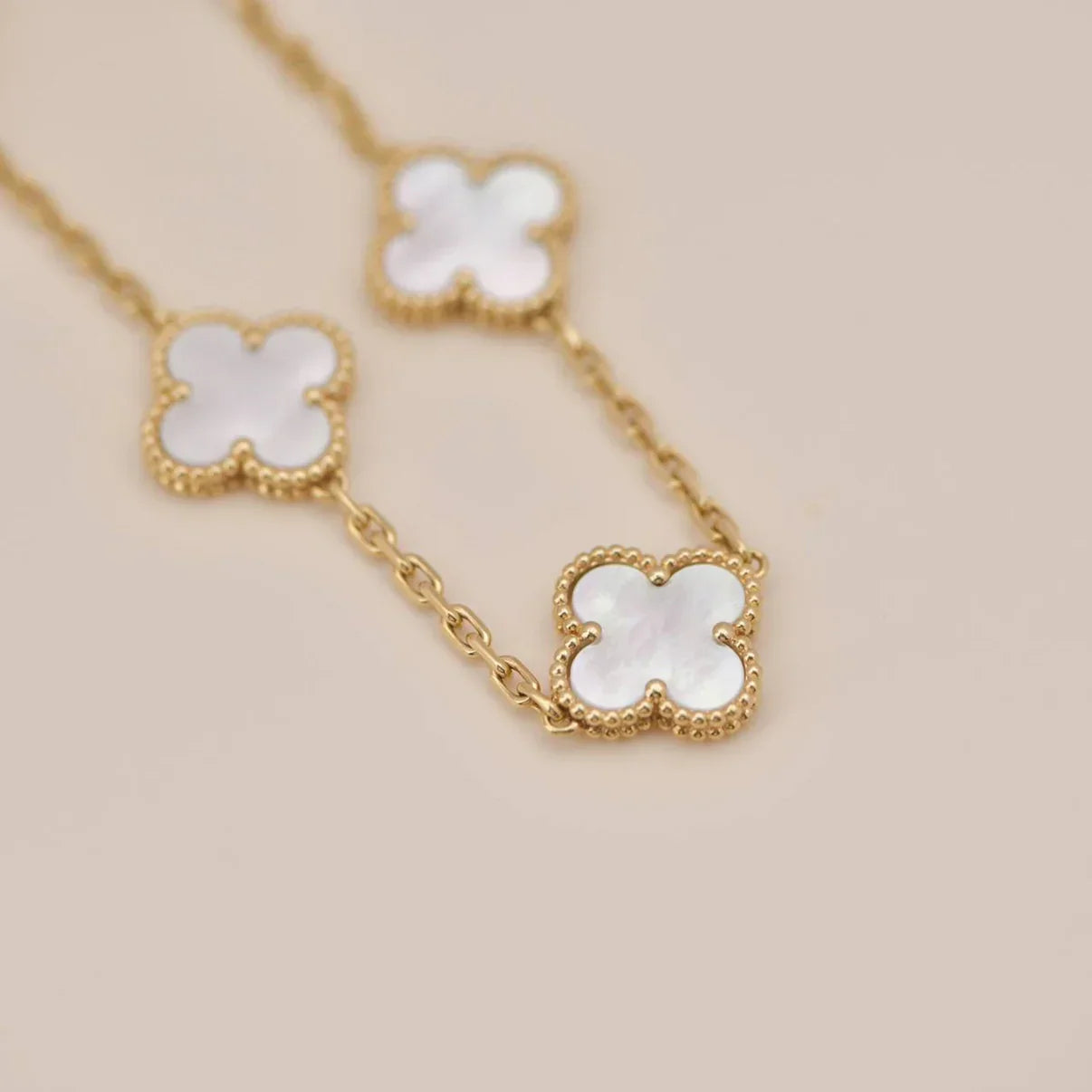 [Lora]CLOVER WHITE PEARL MOP 5 MOTIF BRACELET COLLECTION