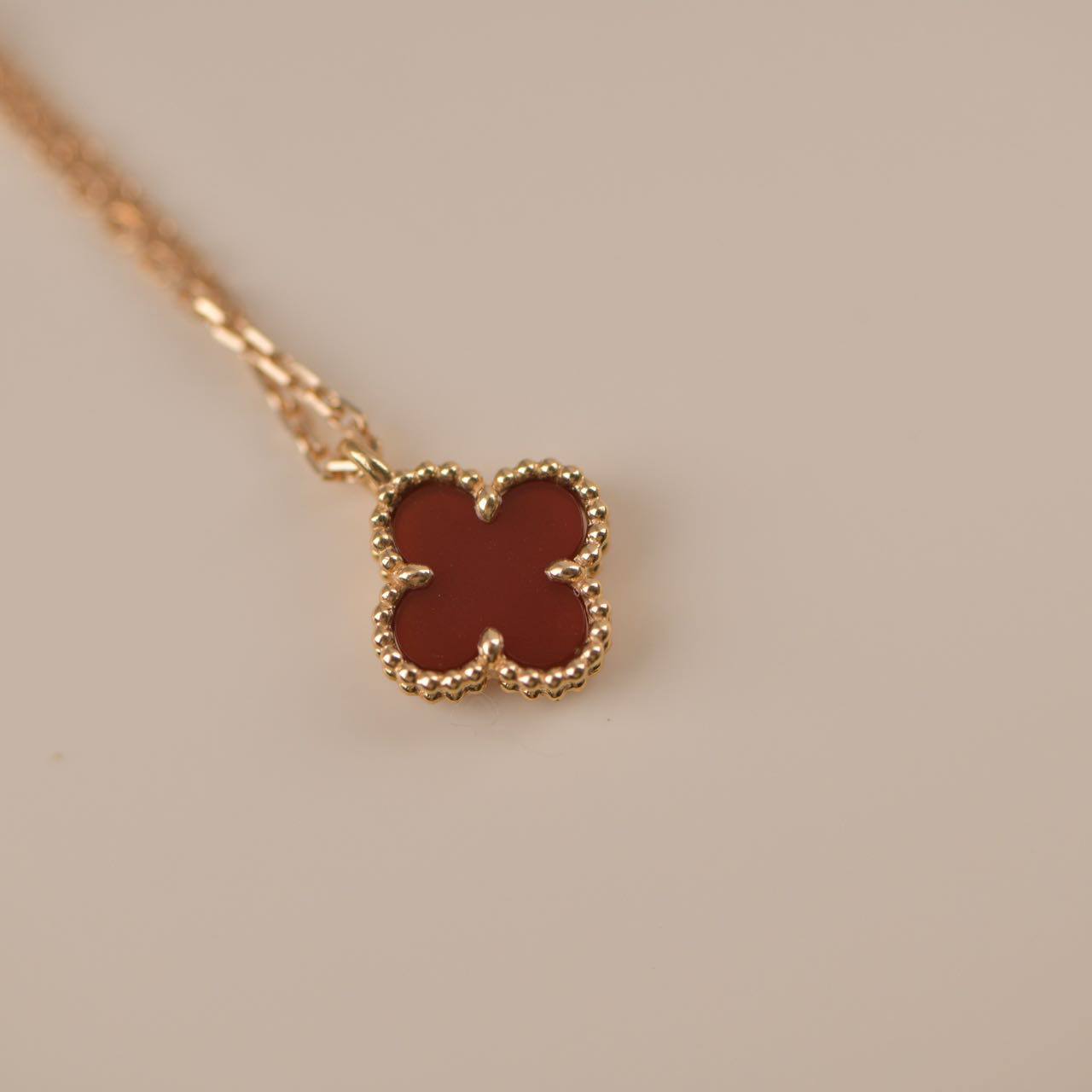 [LORA]CLOVER MINI 9.5MM WHITE CARNELIANS NECKLACE