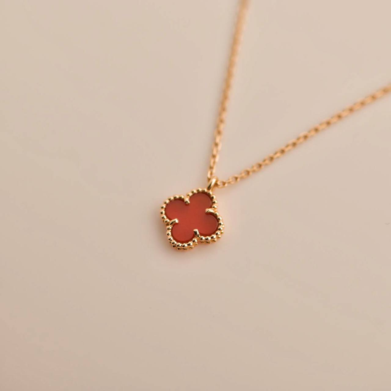 [LORA]CLOVER MINI 9.5MM WHITE CARNELIANS NECKLACE
