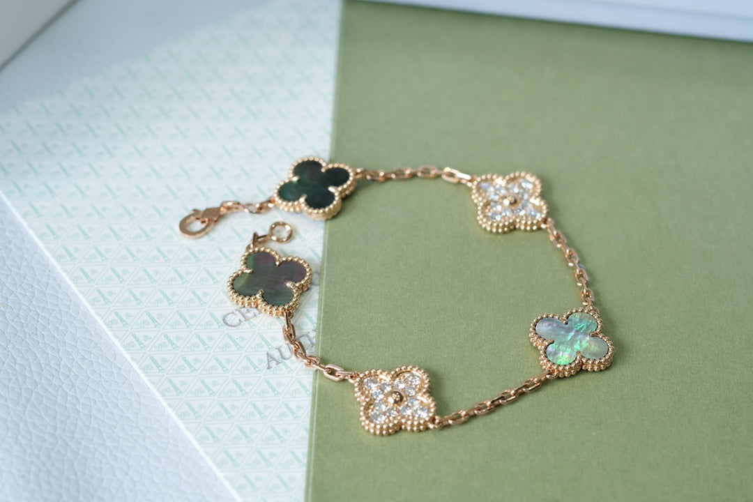 [Lora] CLOVER 5 MOTIF GRAY MOP BRACELET COLLECTION