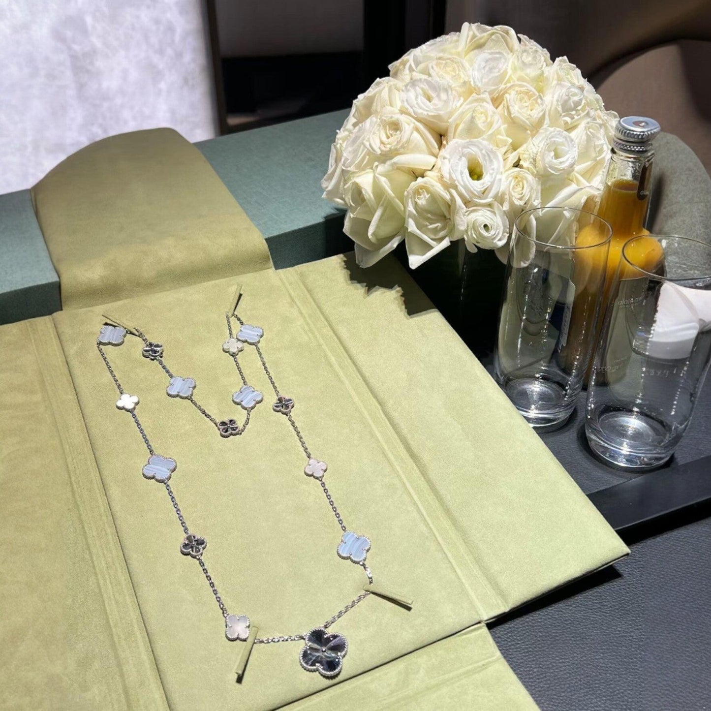 [Lora]DETACHABLE CLOVER 15(11+4) FLOWER SILVER NECKLACE SET