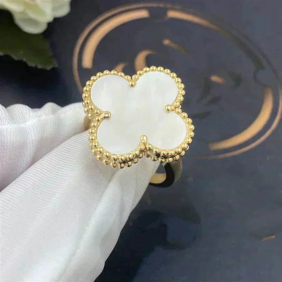 [LORA]CLOVER WHITE MOP RING