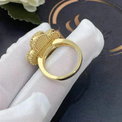 [LORA]CLOVER WHITE MOP RING