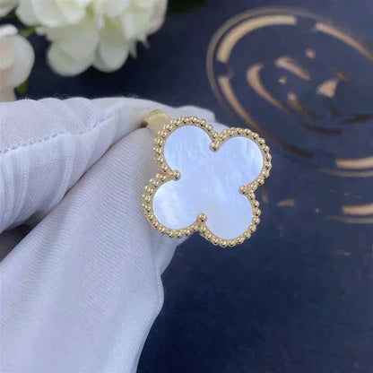 [LORA]CLOVER WHITE MOP RING