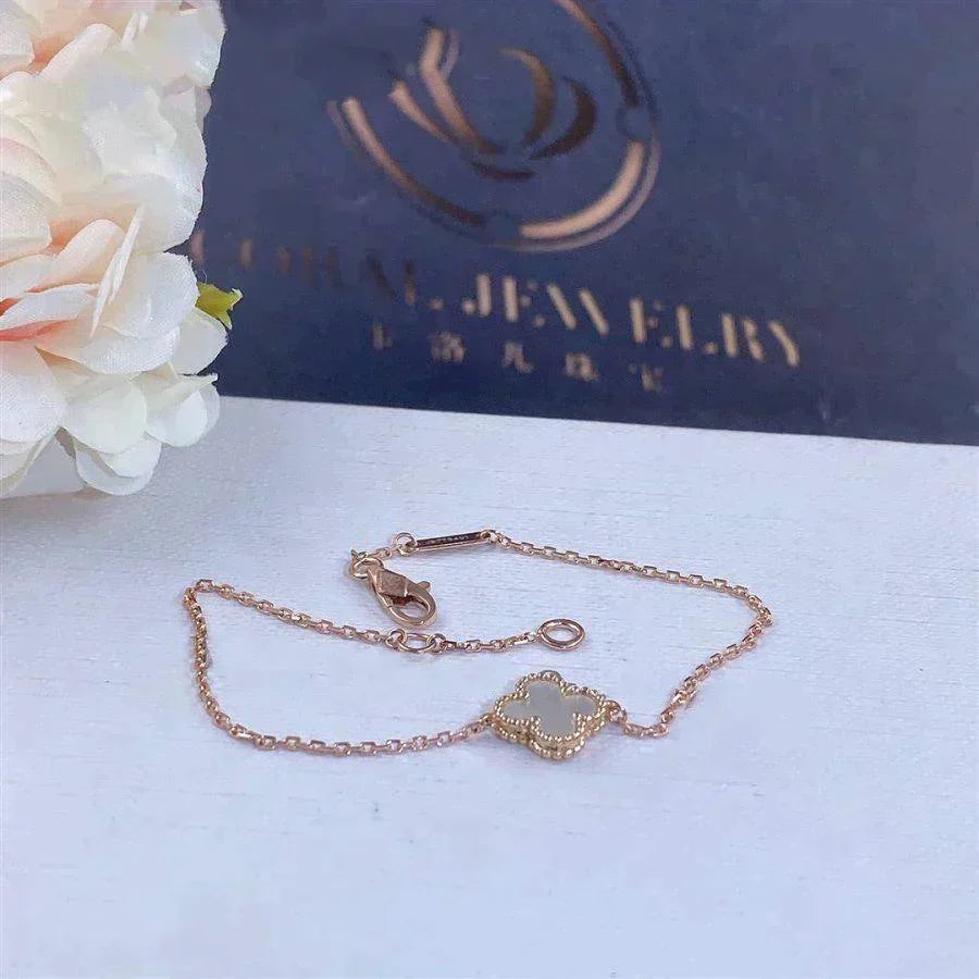[Lora]CLOVER WHITE MOP SINGLE FLOWER BRACELET