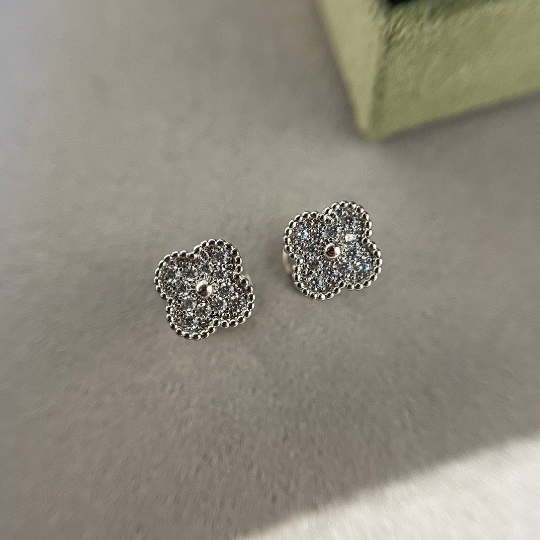 [LORA]CLOVER MINI DIAMOND STUD EARRINGS