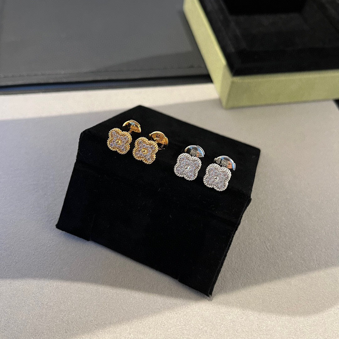 [LORA]CLOVER MINI DIAMOND STUD EARRINGS
