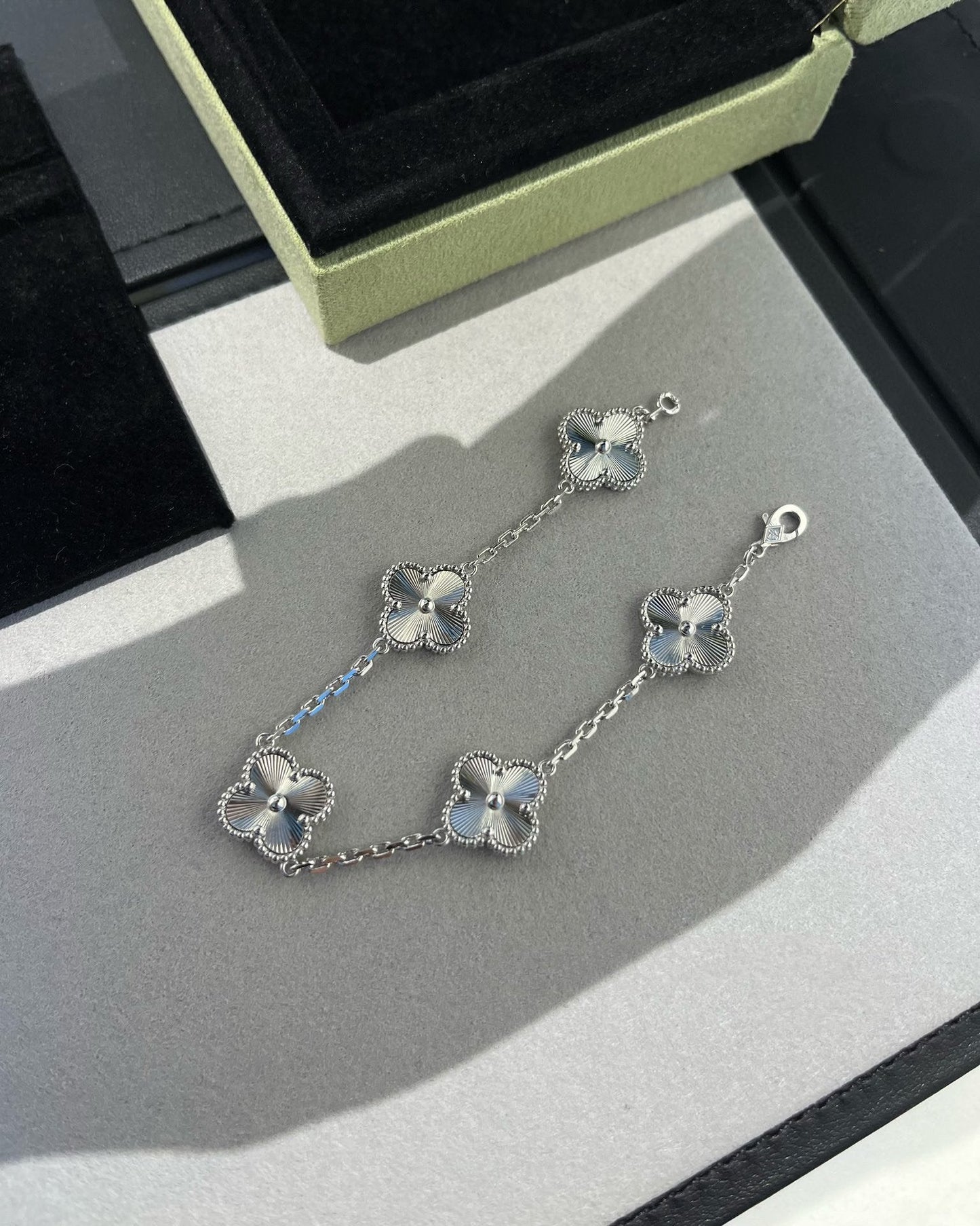[Lora] CLOVER 5 MOTIF LASER BRACELET COLLECTION